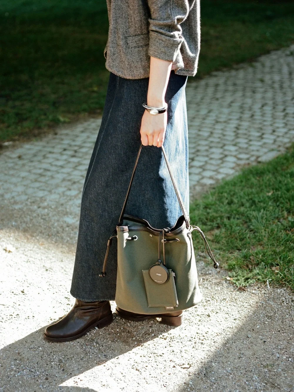 TOUT Y EST Sac Coquille Bucket Bag - khaki